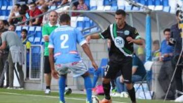 Caballero encara a un jugador del Lucena.