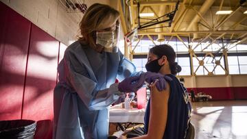 Corona (United States), 15/01/2021.- Kendra Gonzalez receives the Moderna vaccine against COVID 19 at the Corona High School amid the coronavirus pandemic in Corona, Riverside County, East of Los Angeles, California, USA, 15 January 2021. (Estados Unidos) EFE/EPA/ETIENNE LAURENT