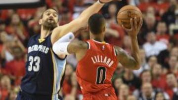 Marc Gasol trata de taponar a Damian Lillard.
