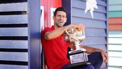 Novak Djokovic posa con el trofeo de campe&oacute;n del Open de Australia 2021.