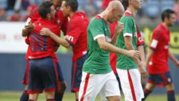 Los jugadores de Osasuna celebran ante la decepción de los del Athletic.