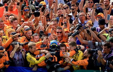 Oscar Piastri celebra con su equipo su estreno como ganador de un GP de Fórmula 1.