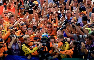 Oscar Piastri celebra con su equipo su estreno como ganador de un GP de Fórmula 1.