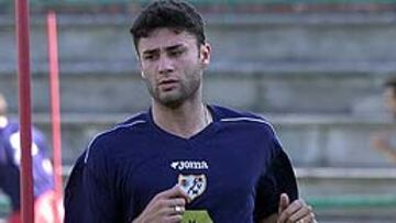 <b>SÓLO LE VALE LA VICTORIA.</b> Sergio Corino, defensa del Rayo Vallecano, habló a las claras de la situación por la que atraviesa el equipo, a seis puntos de la salvación, y señaló que sólo les queda ganar.