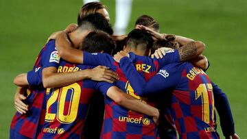 GRAF4858. BARCELONA, 08/07/2020.- El delantero uruguayo del FC Barcelona Luis Su&aacute;rez (c) celebra con sus compa&ntilde;eros su gol ante el Espanyol, durante el partido de Liga en Primera Divisi&oacute;n que disputan esta noche en el Camp Nou. EFE/Al