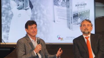 Mario Alberot Kempes esta tarde en la presentaci&oacute;n de su autobiograf&iacute;a.