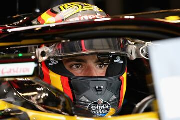  Carlos Sainz piloto de Renault concentrado antes de la carrera.