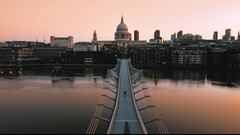 El piloto de MTB Jake 100 recorre en solitario uno de los puentes de Londres durante la cuarentena por coronavirus, en primavera del 2020. 