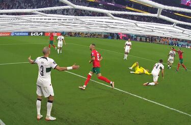 El jugador portugués Pepe se muestra disgustado tras el 1-0 de Youssef En-Nesyri para Marruecos. 