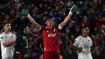 Nacional's goalkeeper Sergio Rochet (L) and Nacional's midfielder Diego Zabala (R) celebrate after winning the Copa Libertadores group stage second leg football match between Uruguay's Nacional and Venezuela's Metropolitanos and qualifying to the round of 16 at the Gran Parque Central stadium in Montevideo on June 28, 2023. (Photo by Pablo PORCIUNCULA / AFP)