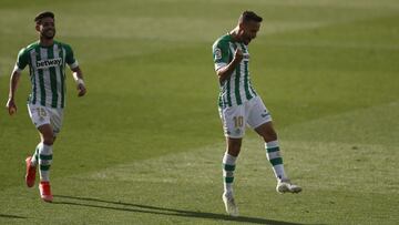 Sergio Canales, tras anotar un gol, y detrás Álex Moreno.