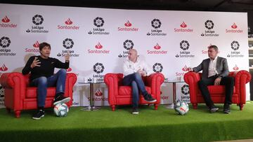 Julio Salinas y Manolo Sanchís, junto a Maldini en la charla.
