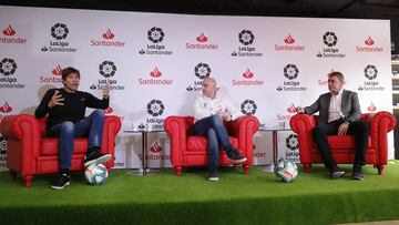 Julio Salinas y Manolo Sanch&iacute;s, junto a Maldini en la charla. 