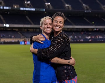 Megan y Rachael. Megan ha tenido una carrera llena de títulos nacionales e internacionales y es una activista por los derechos de la comunidad LGTB. Su hermana Rachael se retiró años antes y siempre apoyando a su hermana dentro y fuera del terreno de juego.