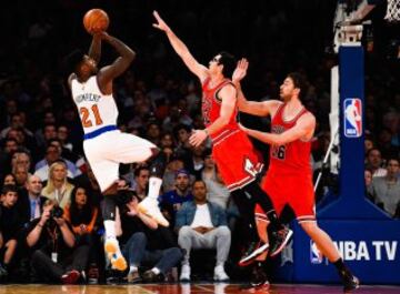 Iman Shumpert intenta anotar frente a Kirk Hinrich y Pau Gasol.