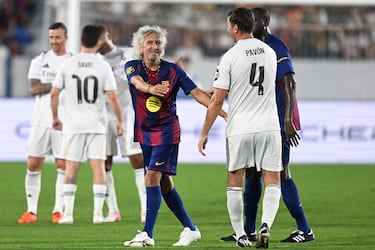 El salvadoreño Jorge "Mágico" González, del Barcelona, ​​saluda a los jugadores durante el partido amistoso de exhibición entre las Leyendas del Barcelona y las Leyendas del Real Madrid en el Estadio Jorge "El Mágico" González de San Salvador.