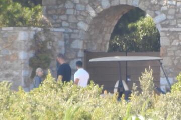 El representante Jorge Mendes y el presidente de la Juventus han llegado a la villa privada en la que se hospeda Cristiano por separado en helicóptero. Han estado reunidos desde las 14:00 hasta las 18:30 horas con el portugués. Una reunión tensa en la que se ha apreciado mucho movimiento en la gente de seguridad de Cristiano. Cuando la reunión ha acabado han salido Jorge Mendes y el presidente de la Juventus en una furgoneta oscura que han puesto delante de la puerta. Después se han ido en dos helicópteros.