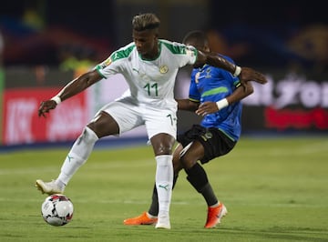 ※Mi gran sue?o se hace realidad, mi coraz車n me dice que juegue con Senegal§, dijo Keita Bald谷 (Arb迆cies, Girona, 1995) el d赤a de su debut con los Leones de la Teranga all芍 por 2016. El delantero nacido y criado en Catalu?a, de padres senegaleses, se cans車 de esperar la respuesta del Ministerio de Justicia espa?ol 〞y la pasividad de la RFEF〞 ante el que presentaron sus abogados una solicitud de pasaporte cinco a?os antes.
Precisamente esos problemas burocr芍ticos, surgidos porque sus padres no reclamaron su nacionalidad espa?ola cuando era un ni?o por simple desconocimiento, impidieron tambi谷n que vistiera La Roja en categor赤as inferiores. No obstante, el hoy atacante del Cagliari, que adem芍s ha destacado por su compromiso social, ha triunfado con Senegal, levantando el t赤tulo de campe車n de la Copa de ?frica este 2022.