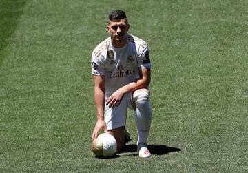 El jugador Serbio Jovic durante su presentación. 