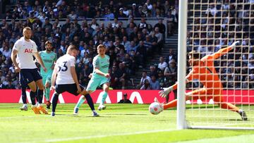 Leandro Trossard, jugador del Brighton, define ante Hugo Lloris, jugador del Tottenham.