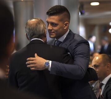 El presidente del Real Madrid Florentino Pérez abraza a Jovic.