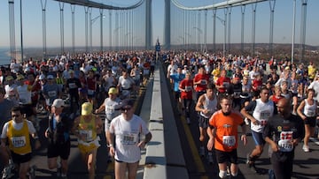 Runners stream over the Verrazano Narrows Bridge at the start of the New York City Marathon in New York on November 7, 2004.  Approximately 35,000 runners participated in this year&#039;s race.      REUTERS/Seth Wenig MARATON DE NUEVA YORK
 PUBLICADA 08/11/04 NA MA48 3COL