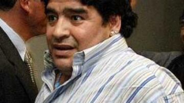 <b>SOBREPESO.</B> Diego Maradona ha pasado por el quirófano para corregir sus problemas de sobrepeso.
