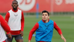 Marcos Acuña entrena con el Sevilla.