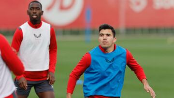 Marcos Acuña entrena con el Sevilla.