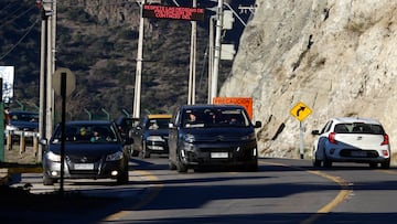 Santiago, 28 de junio 2021
Automovilista circulan por la ruta Camino a Farallones G 21 de retorno a Santiago tras finde semana largo durante pandemia de coronavirus.
Javier Salvo/ Aton Chile