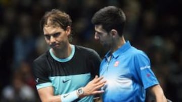 Rafa Nadal y Novak Djokovic, al t&eacute;rmino del partido de semifinales de la Copa de Maestros disputada en Londres.