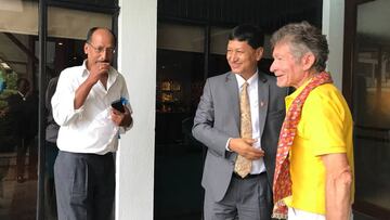 Carlos Soria ha sido recibido por el alcalde de Katmand&uacute;, Bidya Shakya, tras abandonar su objetivo de ascender el Dhaulaghiri debido a la gran cantidad de nieve acumulada.