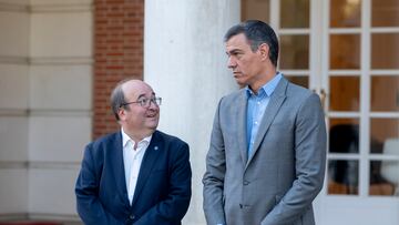 El ministro de Cultura y Deporte, Miquel Iceta (i) y el presidente del Gobierno en funciones, Pedro Sánchez (d), esperan a recibir a los atletas María Pérez y Álvaro Martín, dobles campeones del mundo de marcha en el Mundial de atletismo de Budapest, junto a su equipo técnico, en el Palacio de la Moncloa, a 29 de agosto de 2023, en Madrid (España). El atleta español Álvaro Martín se ha proclamado campeón del mundo de 35 kilómetros marcha en los Mundiales de atletismo que se disputaron en Budapest hasta el pasado domingo, 27 de agosto con un tiempo de 2h:24:30. El extremeño se cuelga al cuello el doblete dorado, ya que también logró el oro en los 20 kilómetros. Martín se convierte en el primer español en conquistar dos preseas en un mismo Mundial a lo largo de la historia. María Pérez es campeona del mundo de 35 kilómetros marcha en los Mundiales de Budapest, con un tiempo de 2h38:40. La atleta hace doble historia en el atletismo español después de que el domingo 27 de agosto ganase la prueba de 20 kilómetros marcha.
29 AGOSTO 2023;ATLETISMO;BUDAPEST;SÁNCHEZ;ATLETA;DEPORTES
Alberto Ortega / Europa Press
29/08/2023