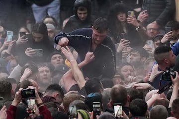 Jugadores durante el 824º juego del Atherstone Ball Game.