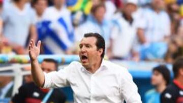 Wilmots protesta una acción durante el partido.