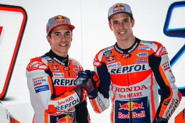 Marc Márquez y Álex Márquez han presentado la que será la nueva moto de Repsol Honda Team para el Mundial de MotoGP 2020 enYakarta (Indonesia).