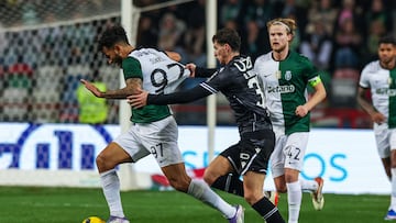 Leiria (Portugal), 06/01/2026.- Sporting's Luis Suarez (L) in action against Vitoria de Guimaraes' Goncalo Nogueira during the Portuguese League Cup soccer match between Sporting CP and Vitoria de Guimaraes, in Leiria, Portugal, 06 January 2026. EFE/EPA/PAULO NOVAIS