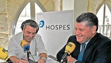 <b>INAUGURACIÓN.</b> Valentín Botella en las Tertulias 5 estrellas, ayer, junto a los redactores de la Cadena Ser y del Diario AS.