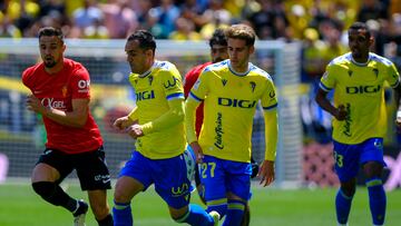 CÁDIZ, 28/04/2024.-El delantero del Cádiz Juan Miguel Jiménez y el defensa eslovaco del Mallorca Martin Valjent, durante el partido de LaLiga de la jornada 33, este domingo en el estadio Nuevo Mirandilla de Cádiz. EFE/ Román Ríos
