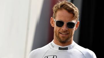 McLaren Honda&#039;s British driver Jenson Button arrives to the pit lane ahead of the first practice session at the Monaco street circuit, on May 25, 2017 in Monaco, three days ahead of the Monaco Formula 1 Grand Prix. / AFP PHOTO / ANDREJ ISAKOVIC