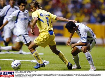 FUTBOL MEXICANO APERTURA 2005
MEXSPORT DIGITAL IMAGE
01 October 2005:  Action photo of Claudio Lopez of America (L) and a defender of San Luis (R) during week 11 game of the Torneo de Apertura 2005. America won 3-1./Foto de accion de Claudio Lopez de America (I) y un defensor de San Luis (D) durante juego de la semana 11 del Torneo de Apertura 2005. America gano 3-1. MEXSPORT/CHRISTIAN PALMA