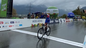 Thibaut Pinot celebra su victoria en Lienz.