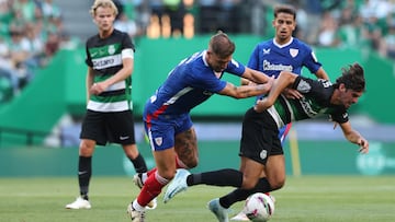Lisboa (Portugal), 27/07/2024.- Sporting CP Francisco Trincao (R) in action against Athletic Bilbao Mikel Jauregizar (C) during the final of the Five Violins Trophy soccer match at Alvalade stadium in Lisbon, Portugal, 27 July 2024. (Lisboa) EFE/EPA/ANTONIO COTRIM