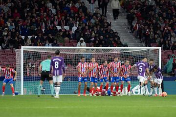Javi Snchez, de falta directa, empata el partido tras tocar su golpeo en la barrera y desviar la trayectoria de la pelota.