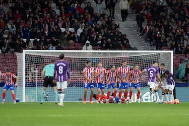 Javi Sánchez, de falta directa, empata el partido tras tocar su golpeo en la barrera y desviar la trayectoria de la pelota.