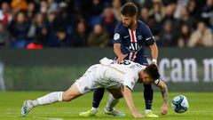 Juan Bernat disputa el bal&oacute;n junto a Santamar&iacute;a en el Paris Saint-Germain-Angers de la Ligue 1. 