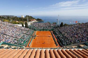 Federer dominant but Murray made to sweat in Monte Carlo