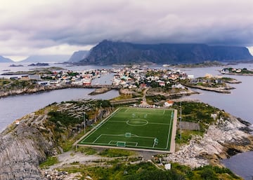 El Henningsvaer Stadium quizás sea uno de los campos de fútbol más remotos del planeta debido a su cercanía a Círculo Polar Ártico y al mar de Noruega. Norskehavet como se le conoce al mar de Noruega en su lengua, está ubicado entre el mar del Norte y el mar de Groenlandia.