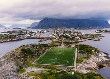 El Henningsvaer Stadium quizás sea uno de los campos de fútbol más remotos del planeta debido a su cercanía a Círculo Polar Ártico y al mar de Noruega. Norskehavet como se le conoce al mar de Noruega en su lengua, está ubicado entre el mar del Norte y el mar de Groenlandia.