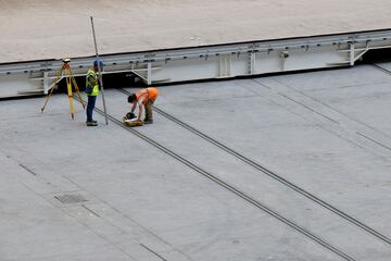 Operarios relizan diversas tareas en la  instalación de butacas, vallas de vidrio y pantallas, así como cambios en la instalación de las bandejas del césped.